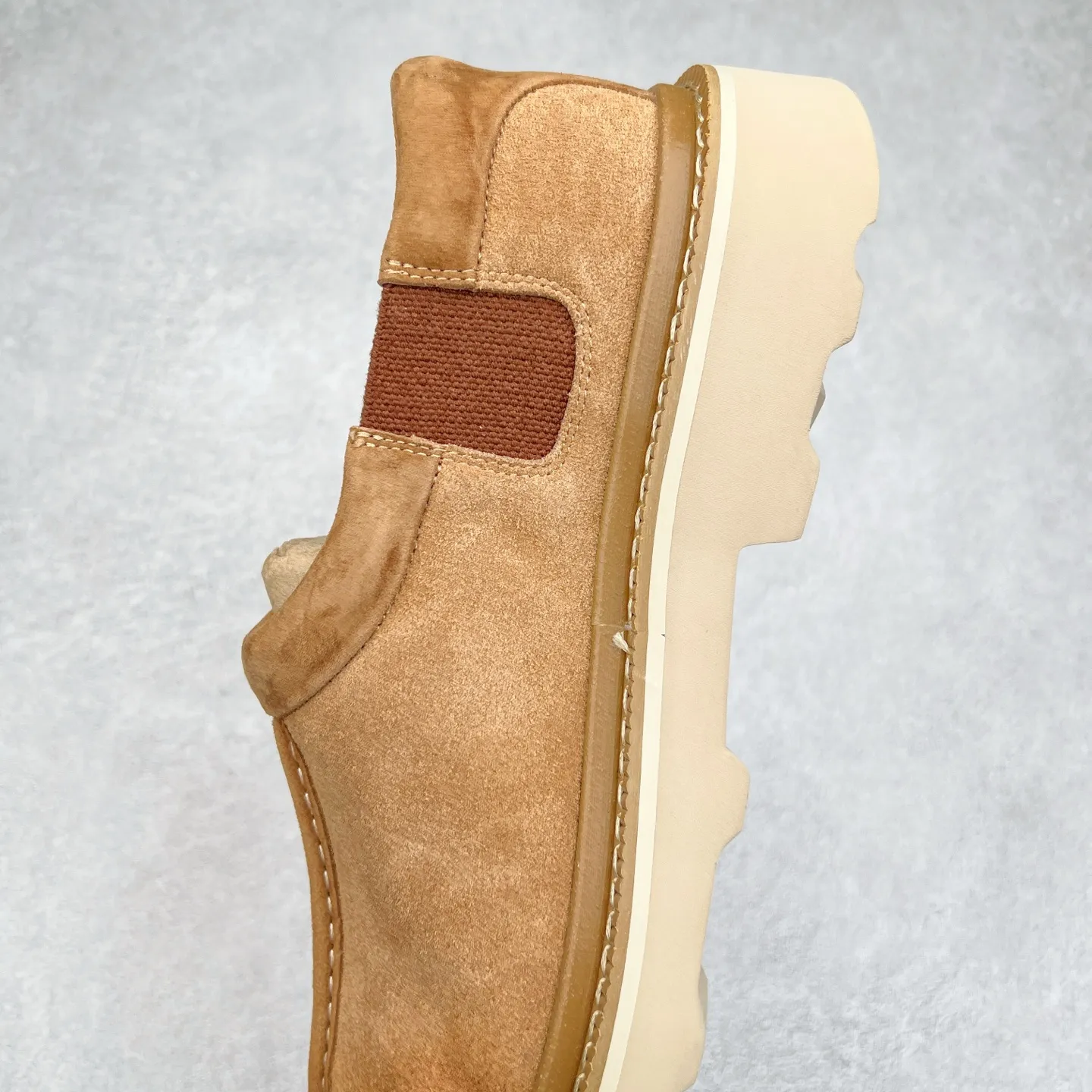 Pick up locally 💰600 UGG 6913 Tasman Lug suede round toe lightweight low-top lifestyle casual shoes. All shoes are made from the same factory as ZP. Longfeng A-grade Australian imported sheepskin and wool are integrated. Brand OEM production line fully follows the ZP process. OEM original pattern maker adheres to the principle of no original shoes and no development selection. Pay attention to every detail. The most authentic version on the market TREADLITE "Light Wing" technology outsole Lightweight/durable/flexible/pile size: 40 41 42 43 44 Coding: yby2936060